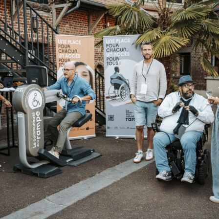Démonstration de vélo adapté sur le stand La Communauté de la Rampe lors d'un événement professionnel sur l'accessibilité