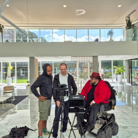 Tournage vidéo dans un hall d'entreprise accessible avec Tanguy Revel, fondateur de La Communauté de la Rampe, en fauteuil roulant électrique