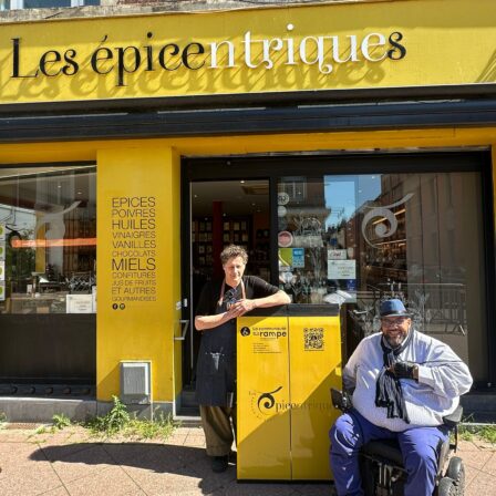 Installation d'une rampe d'accès amovible La Communauté de la Rampe à l'épicerie fine Les Épicentriques pour rendre le commerce accessible aux PMR